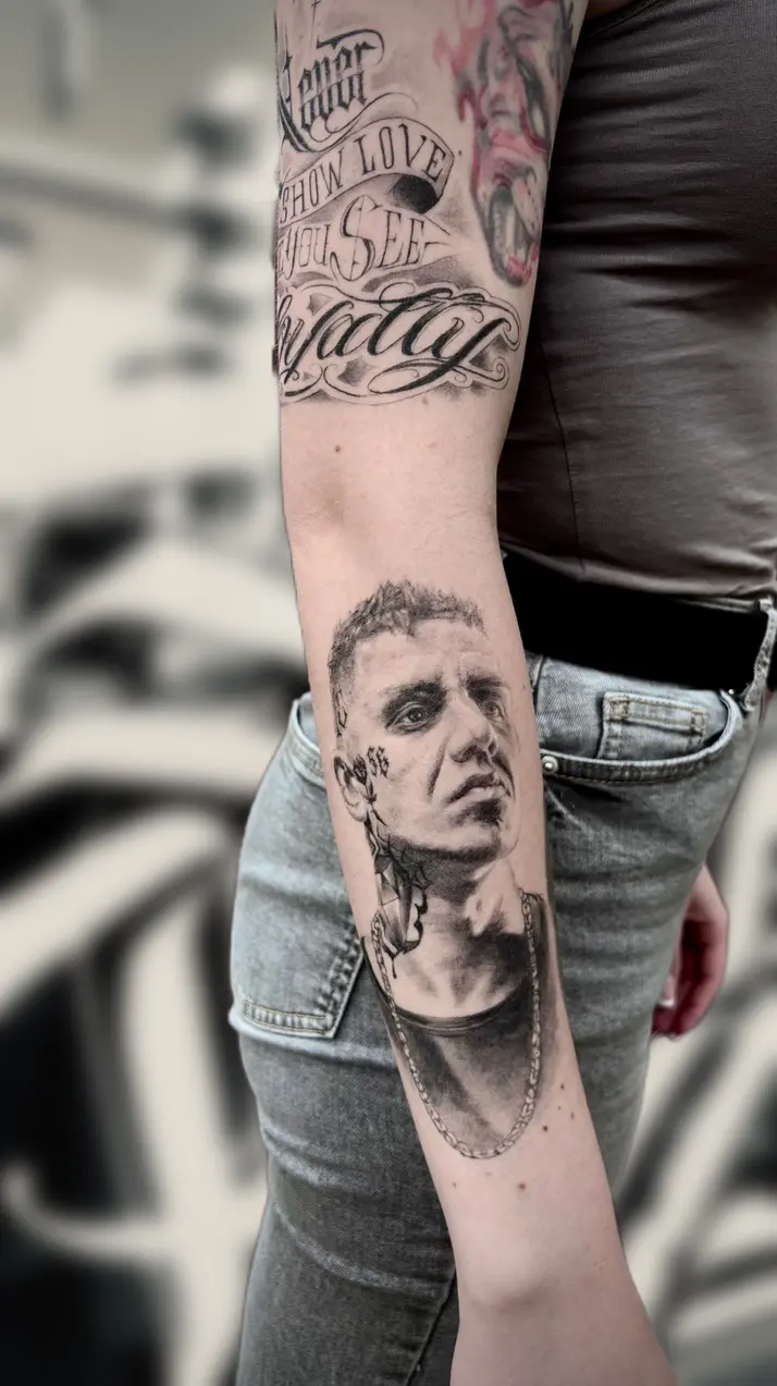 Originální tetování od Šimona Holomka – ukázka motivu photo-output(1) | Tattoo Gallery Brno a Neon Spot Hodonín | Precizní práce, kreativní návrhy, profesionální tetování.